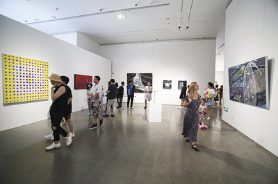 《高山上跑下來30只麋鹿》藝術展啟幕798，解析文化藝術產業投資新風向